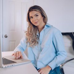 business-woman-with-laptop